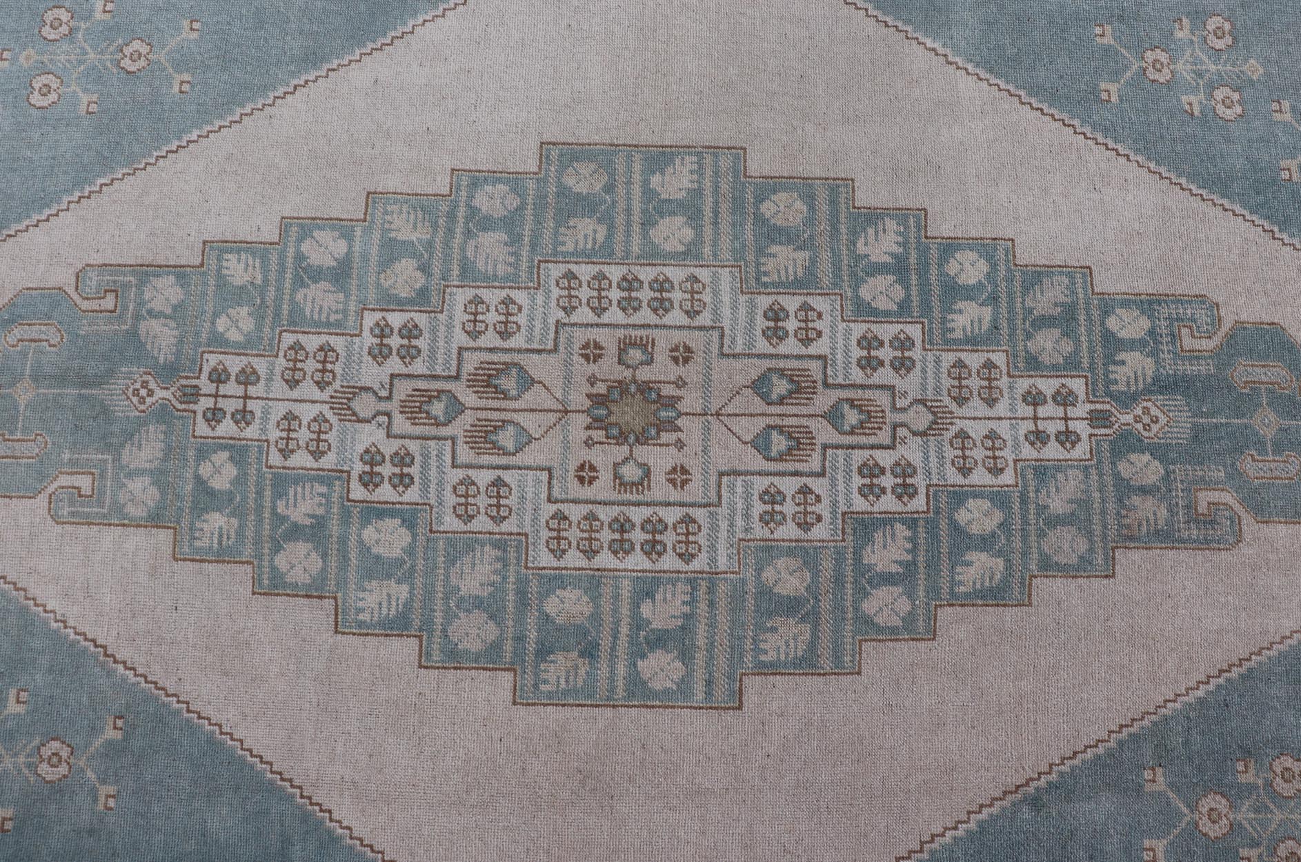 Large Vintage Turkish Oushak Rug with Central Medallion in Blue and Cream Faded vintage Turkish Oushak rug with Central Medallion in cream and blue, rug TU - MTU - 6011, country of origin / type: Turkey / Oushak, circa 1940 This sublime a... - Keivan Woven ArtsTU - MTU - 6011 - 19220Rug