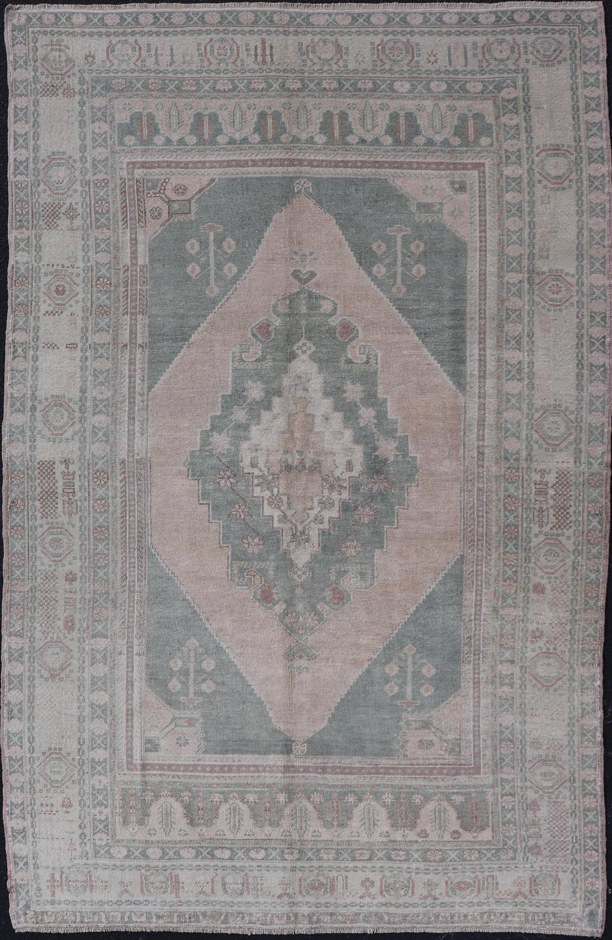 Vintage Oushak Rug in Muted Taupe, Lavender, Blush and Light Brown Measures: 5'6 x 8'8 Turkish Oushak rug with taupe, Keivan Woven Arts rug/TU - MTU - 6018 country of origin / type: Turkey / 1940, - Keivan Woven ArtsTU - MTU - 6018 - 19046Rug