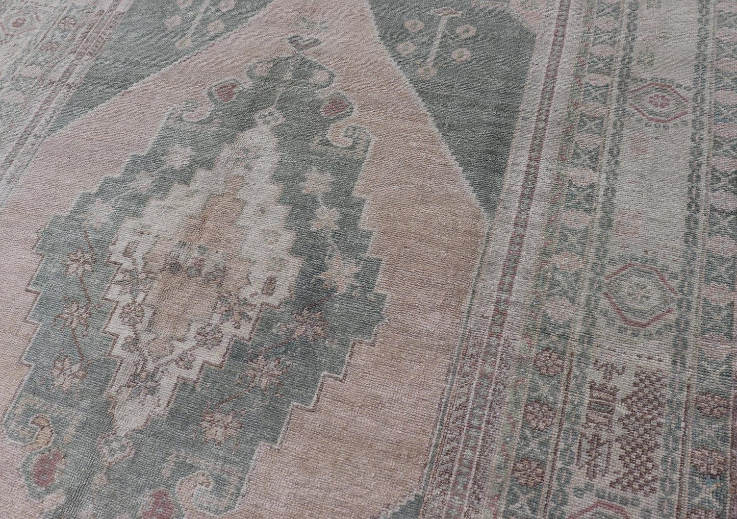 Vintage Oushak Rug in Muted Taupe, Lavender, Blush and Light Brown Measures: 5'6 x 8'8 Turkish Oushak rug with taupe, Keivan Woven Arts rug/TU - MTU - 6018 country of origin / type: Turkey / 1940, - Keivan Woven ArtsTU - MTU - 6018 - 19046Rug