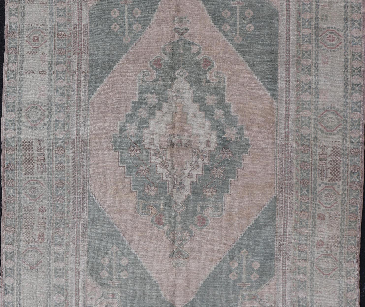 Vintage Oushak Rug in Muted Taupe, Lavender, Blush and Light Brown Measures: 5'6 x 8'8 Turkish Oushak rug with taupe, Keivan Woven Arts rug/TU - MTU - 6018 country of origin / type: Turkey / 1940, - Keivan Woven ArtsTU - MTU - 6018 - 19046Rug
