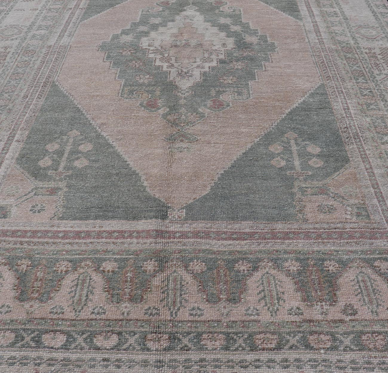 Vintage Oushak Rug in Muted Taupe, Lavender, Blush and Light Brown Measures: 5'6 x 8'8 Turkish Oushak rug with taupe, Keivan Woven Arts rug/TU - MTU - 6018 country of origin / type: Turkey / 1940, - Keivan Woven ArtsTU - MTU - 6018 - 19046Rug