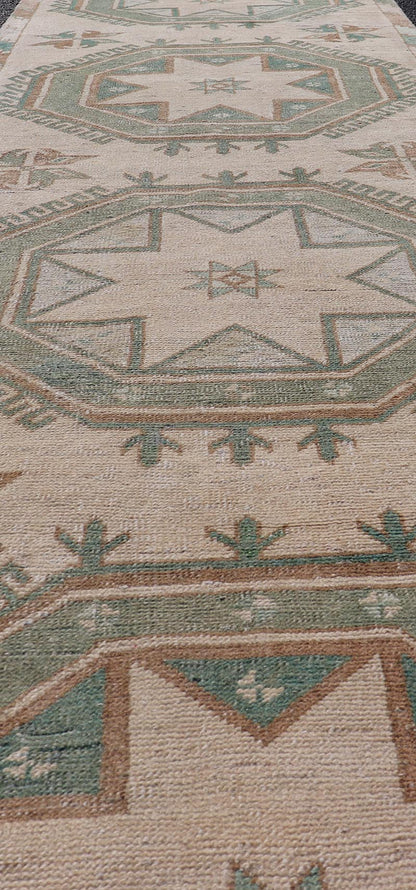 Measures: 2'10 x 11'4 Vintage Turkish Oushak Runner with Repeating Geometric Design in Tan and Green. Keivan Woven Arts / rug/ TU - MTU - 914, Keivan Woven Arts / country of origin / type: Turkey / Oushak, circa 1950 This vintage Oushak runner (circ... - Keivan Woven ArtsTU - MTU - 914 - 21973Rug