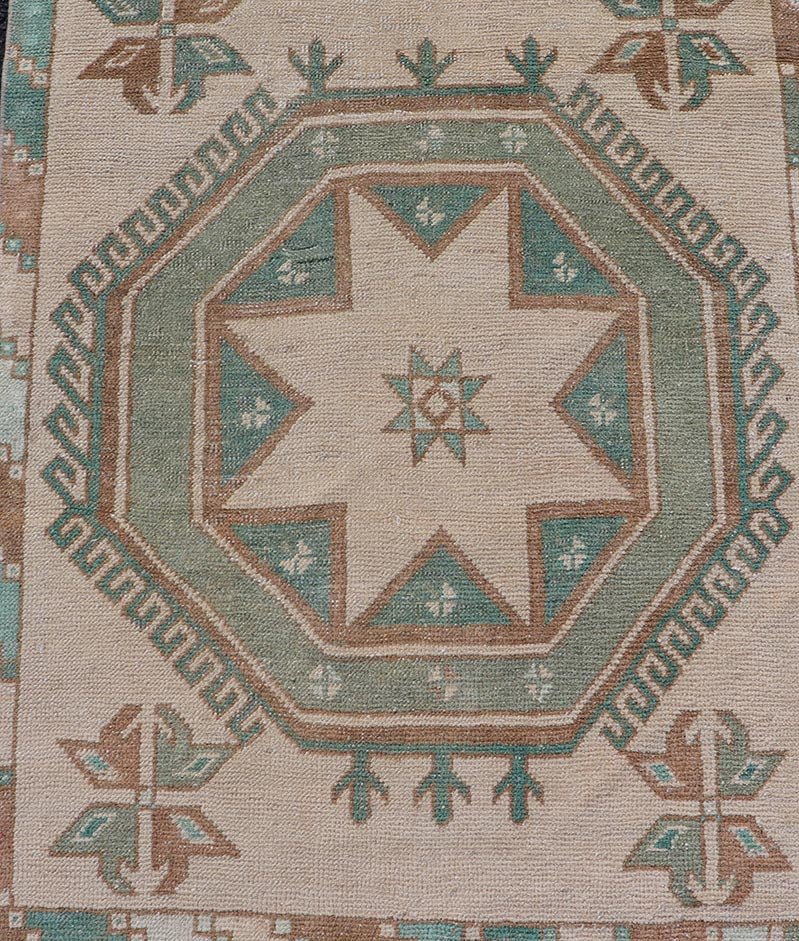 Measures: 2'10 x 11'4 Vintage Turkish Oushak Runner with Repeating Geometric Design in Tan and Green. Keivan Woven Arts / rug/ TU - MTU - 914, Keivan Woven Arts / country of origin / type: Turkey / Oushak, circa 1950 This vintage Oushak runner (circ... - Keivan Woven ArtsTU - MTU - 914 - 21973Rug