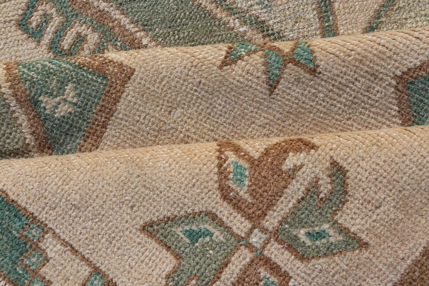 Measures: 2'10 x 11'4 Vintage Turkish Oushak Runner with Repeating Geometric Design in Tan and Green. Keivan Woven Arts / rug/ TU - MTU - 914, Keivan Woven Arts / country of origin / type: Turkey / Oushak, circa 1950 This vintage Oushak runner (circ... - Keivan Woven ArtsTU - MTU - 914 - 21973Rug