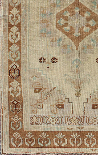 Center Medallion Vintage Turkish Oushak Rug in Brown, Taupe, Ivory, Gray, rug mtu - 95051, country of origin / type: Turkey / Oushak, circa mid - 20th century This vintage Turkish Oushak rug (circa mid - 20th century) features a unique blend of colors... - Keivan Woven ArtsTU - MTU - 95051 - 3688Rug