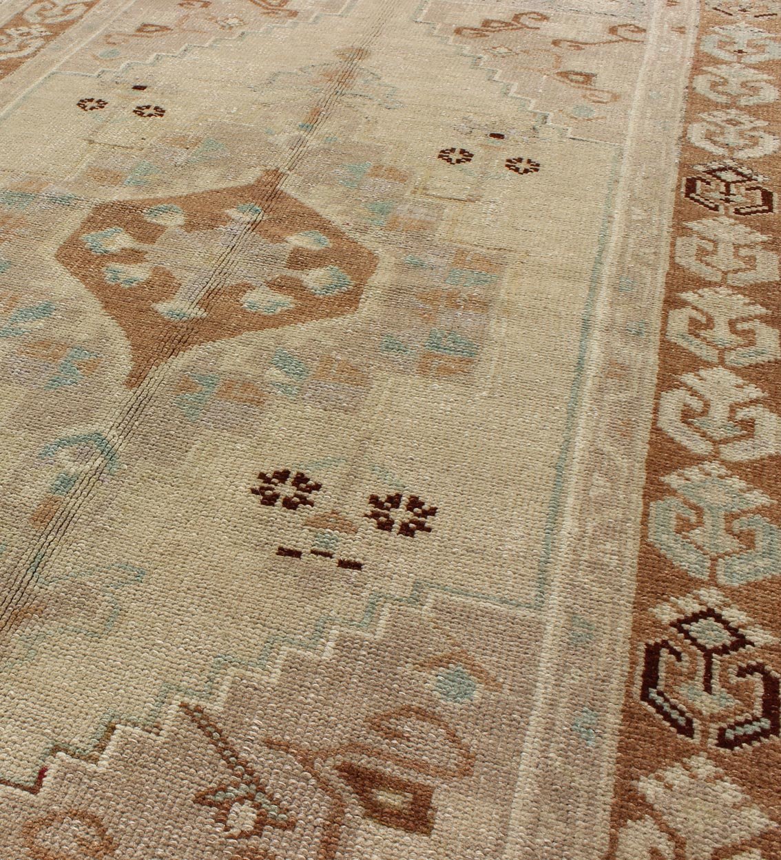 Center Medallion Vintage Turkish Oushak Rug in Brown, Taupe, Ivory, Gray, rug mtu - 95051, country of origin / type: Turkey / Oushak, circa mid - 20th century This vintage Turkish Oushak rug (circa mid - 20th century) features a unique blend of colors... - Keivan Woven ArtsTU - MTU - 95051 - 3688Rug