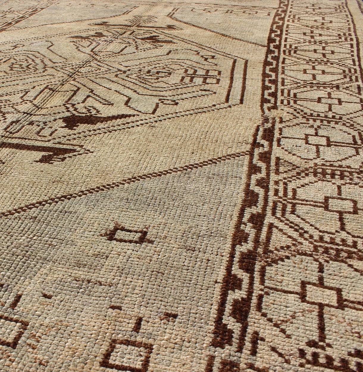 Geometric Tribal Vintage Turkish Oushak Rug in Brown, Cream, Light Blue and Tan. Keivan Woven Arts / rug TU - MTU - 95055, country of origin / type: Turkey / Oushak, circa mid - 20th century This vintage Turkish Oushak rug (circa mid - 20th century) fea... - Keivan Woven ArtsTU - MTU - 95055 - 3898Rug