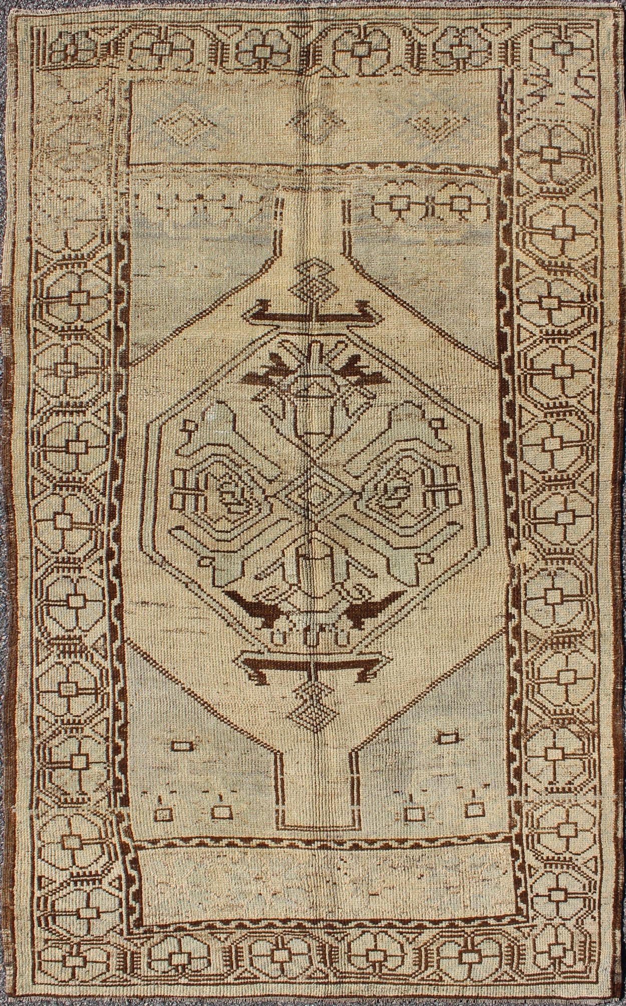Geometric Tribal Vintage Turkish Oushak Rug in Brown, Cream, Light Blue and Tan. Keivan Woven Arts / rug TU - MTU - 95055, country of origin / type: Turkey / Oushak, circa mid - 20th century This vintage Turkish Oushak rug (circa mid - 20th century) fea... - Keivan Woven ArtsTU - MTU - 95055 - 3898Rug
