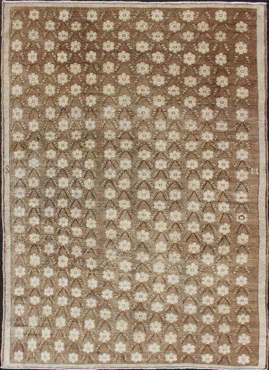 Striking 1940s Turkish Konya Rug with Flower Motifs in Brown and Cream kwarugs Vintage Oushak rug with all - over pattern in natural tones, rug mtu - 95171, country of origin / type: Turkey / Oushak, circa 1940 1940s Turkish Konya rug with f... - Keivan Woven ArtsTU - MTU - 95171 - 4568