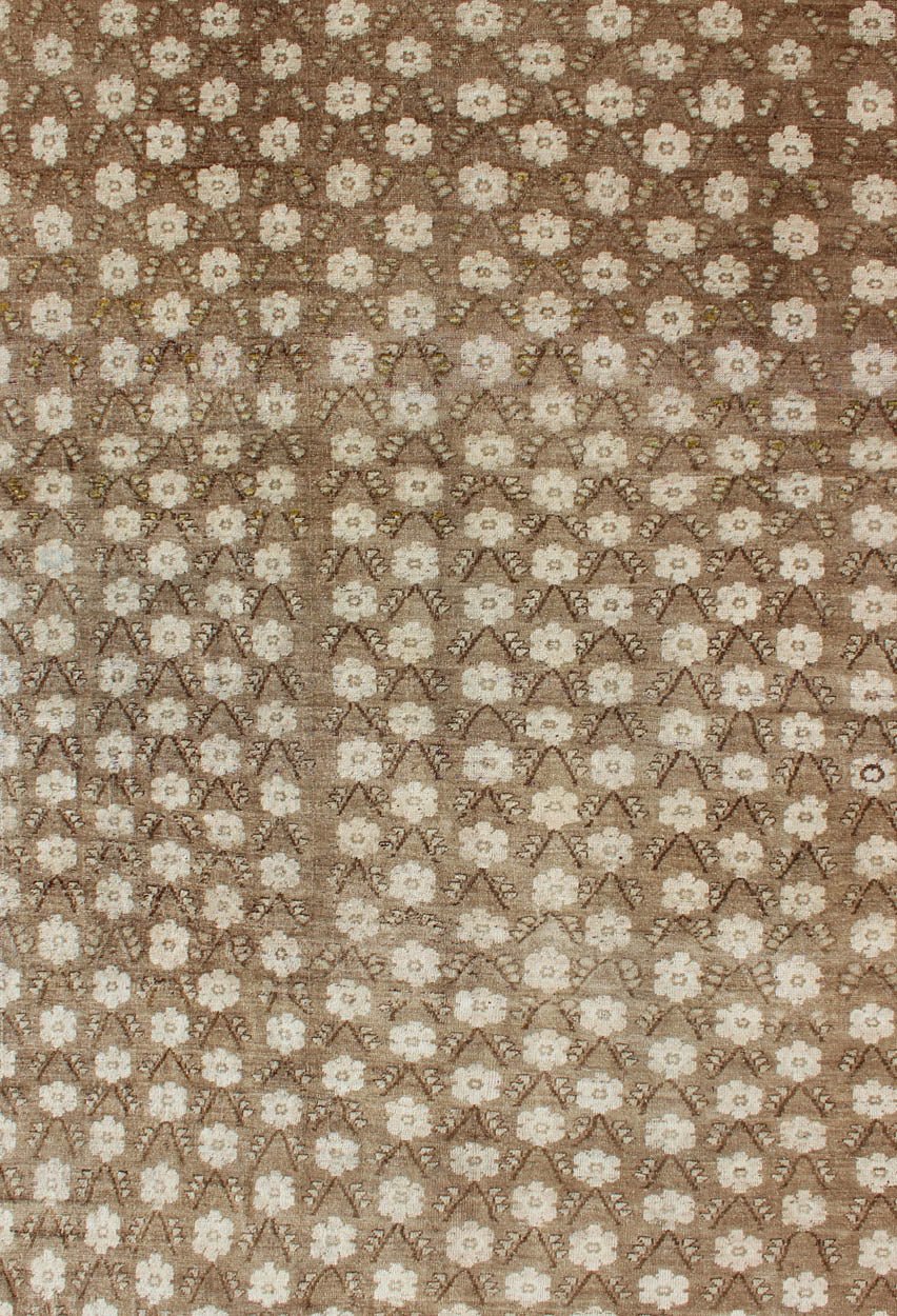 Striking 1940s Turkish Konya Rug with Flower Motifs in Brown and Cream kwarugs Vintage Oushak rug with all - over pattern in natural tones, rug mtu - 95171, country of origin / type: Turkey / Oushak, circa 1940 1940s Turkish Konya rug with f... - Keivan Woven ArtsTU - MTU - 95171 - 4568Rug