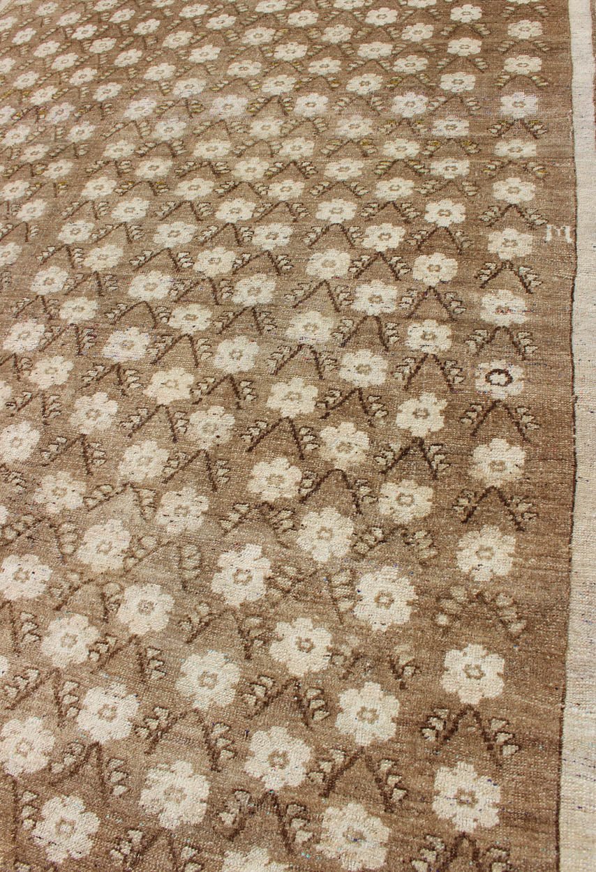Striking 1940s Turkish Konya Rug with Flower Motifs in Brown and Cream kwarugs Vintage Oushak rug with all - over pattern in natural tones, rug mtu - 95171, country of origin / type: Turkey / Oushak, circa 1940 1940s Turkish Konya rug with f... - Keivan Woven ArtsTU - MTU - 95171 - 4568Rug