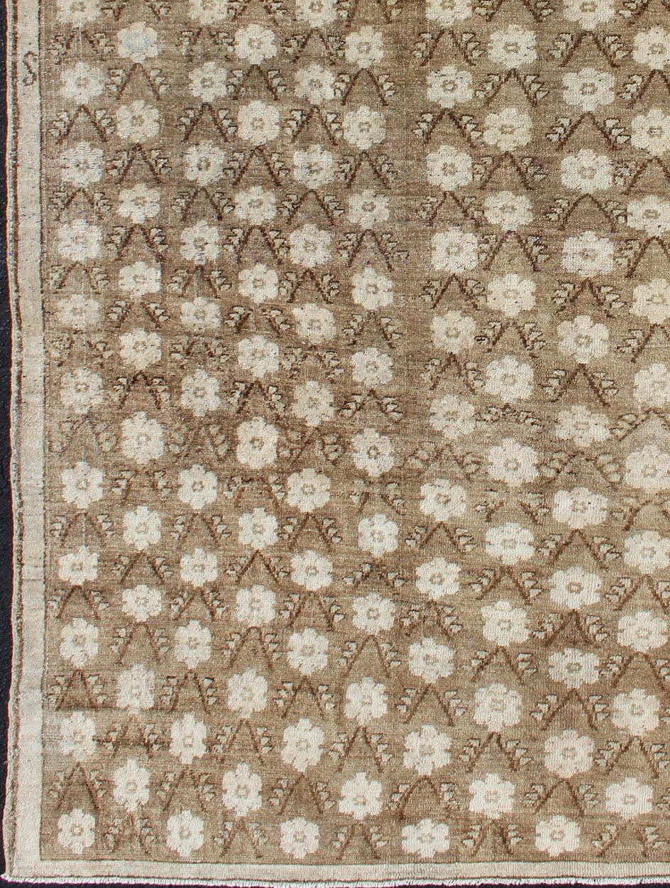 Striking 1940s Turkish Konya Rug with Flower Motifs in Brown and Cream kwarugs Vintage Oushak rug with all - over pattern in natural tones, rug mtu - 95171, country of origin / type: Turkey / Oushak, circa 1940 1940s Turkish Konya rug with f... - Keivan Woven ArtsTU - MTU - 95171 - 4568Rug