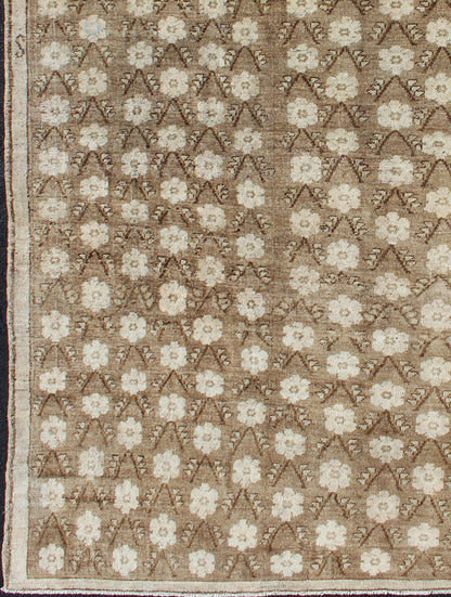 Striking 1940s Turkish Konya Rug with Flower Motifs in Brown and Cream kwarugs Vintage Oushak rug with all - over pattern in natural tones, rug mtu - 95171, country of origin / type: Turkey / Oushak, circa 1940 1940s Turkish Konya rug with f... - Keivan Woven ArtsTU - MTU - 95171 - 4568Rug