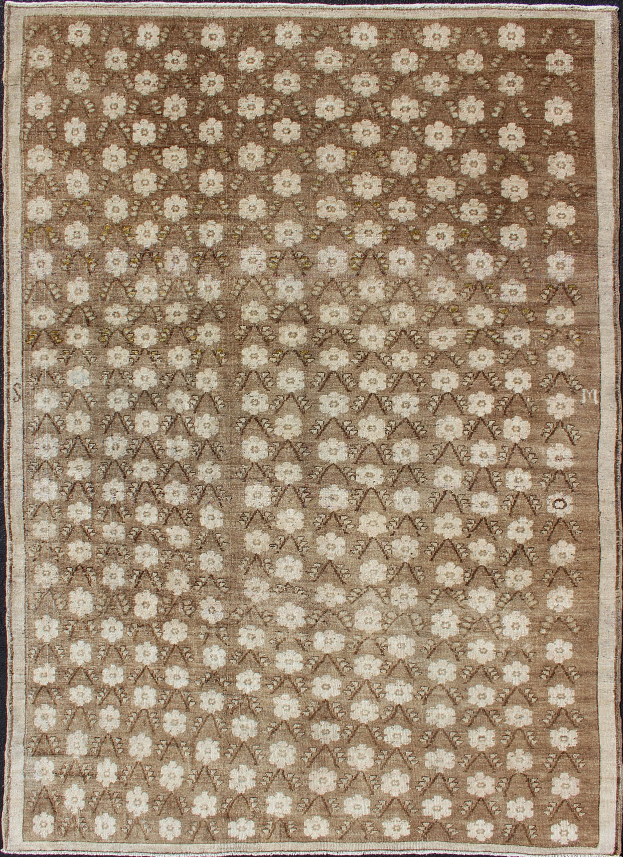 Striking 1940s Turkish Konya Rug with Flower Motifs in Brown and Cream kwarugs Vintage Oushak rug with all - over pattern in natural tones, rug mtu - 95171, country of origin / type: Turkey / Oushak, circa 1940 1940s Turkish Konya rug with f... - Keivan Woven ArtsTU - MTU - 95171 - 4568Rug