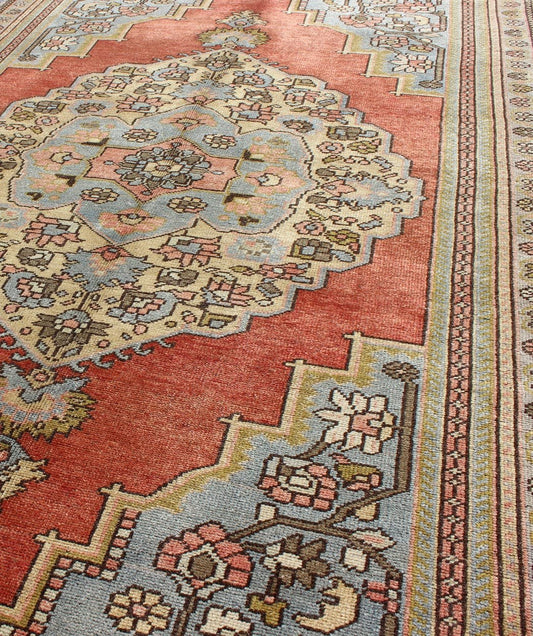 Floral Mid - Century Vintage Turkish Oushak Rug with Medallion in Red, Blue, Cream, rug mtu - 95174, country of origin / type: Turkey / Oushak, circa mid - 20th century This vintage Turkish Oushak rug (circa mid - 20th century) features a unique blend o... - Keivan Woven ArtsTU - MTU - 95174 - 4572Rug