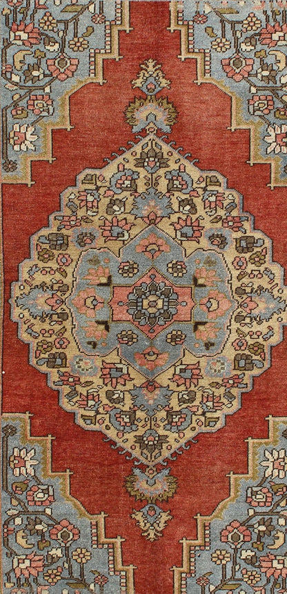 Floral Mid - Century Vintage Turkish Oushak Rug with Medallion in Red, Blue, Cream, rug mtu - 95174, country of origin / type: Turkey / Oushak, circa mid - 20th century This vintage Turkish Oushak rug (circa mid - 20th century) features a unique blend o... - Keivan Woven ArtsTU - MTU - 95174 - 4572Rug