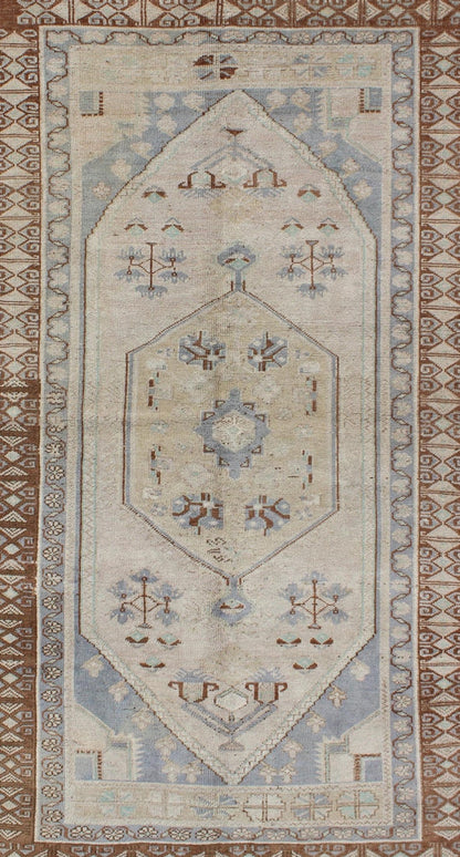 Vintage Turkish Oushak Rug with Tribal Motifs and Medallion, rug mtu - 95175, country of origin / type: Turkey / Oushak, circa mid - 20th century This vintage Turkish Oushak rug, (circa mid - 20th century) features a unique blend of colors and an intr... - Keivan Woven ArtsTU - MTU - 95175 - 4984Rug