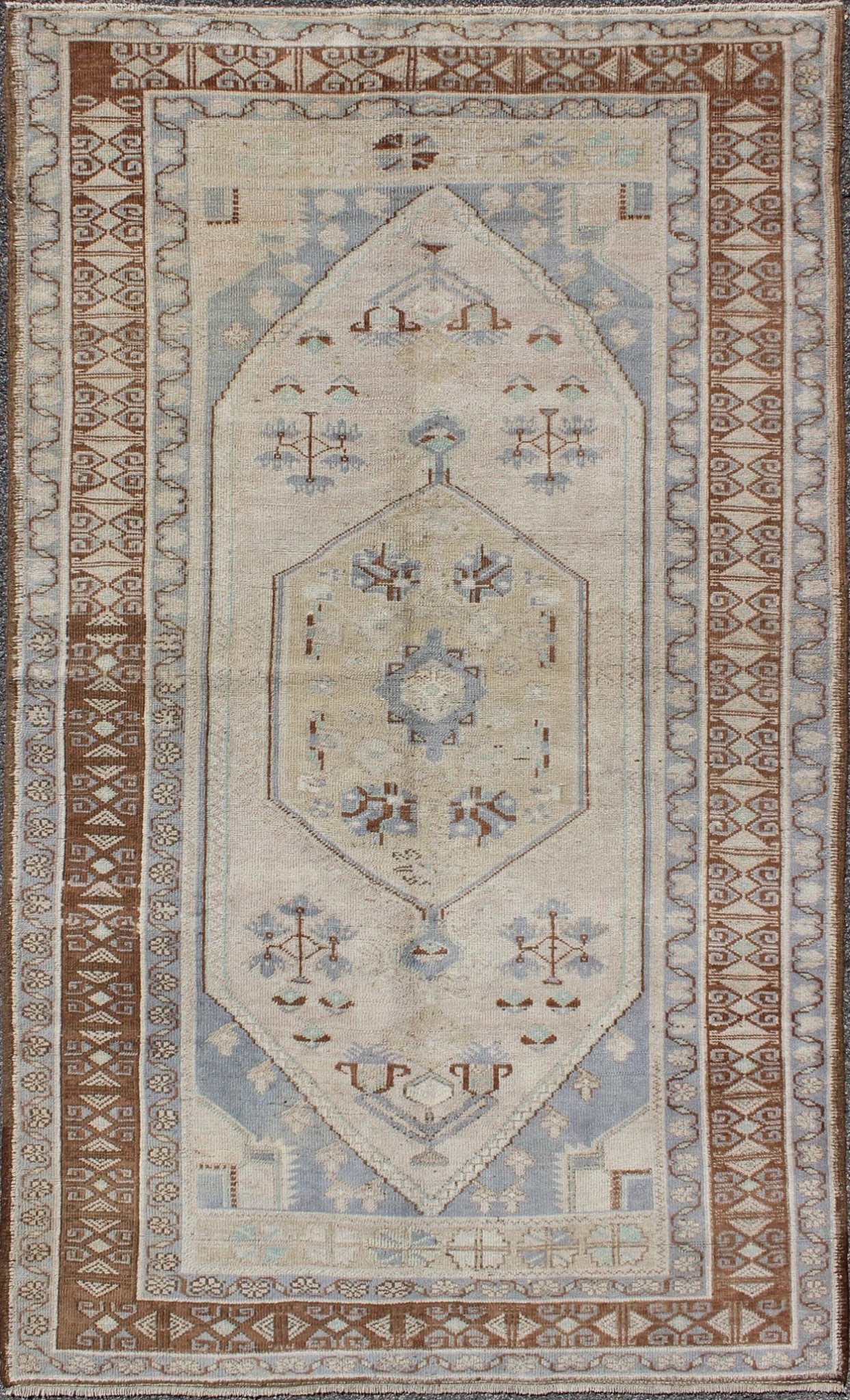 Vintage Turkish Oushak Rug with Tribal Motifs and Medallion, rug mtu - 95175, country of origin / type: Turkey / Oushak, circa mid - 20th century This vintage Turkish Oushak rug, (circa mid - 20th century) features a unique blend of colors and an intr... - Keivan Woven ArtsTU - MTU - 95175 - 4984Rug
