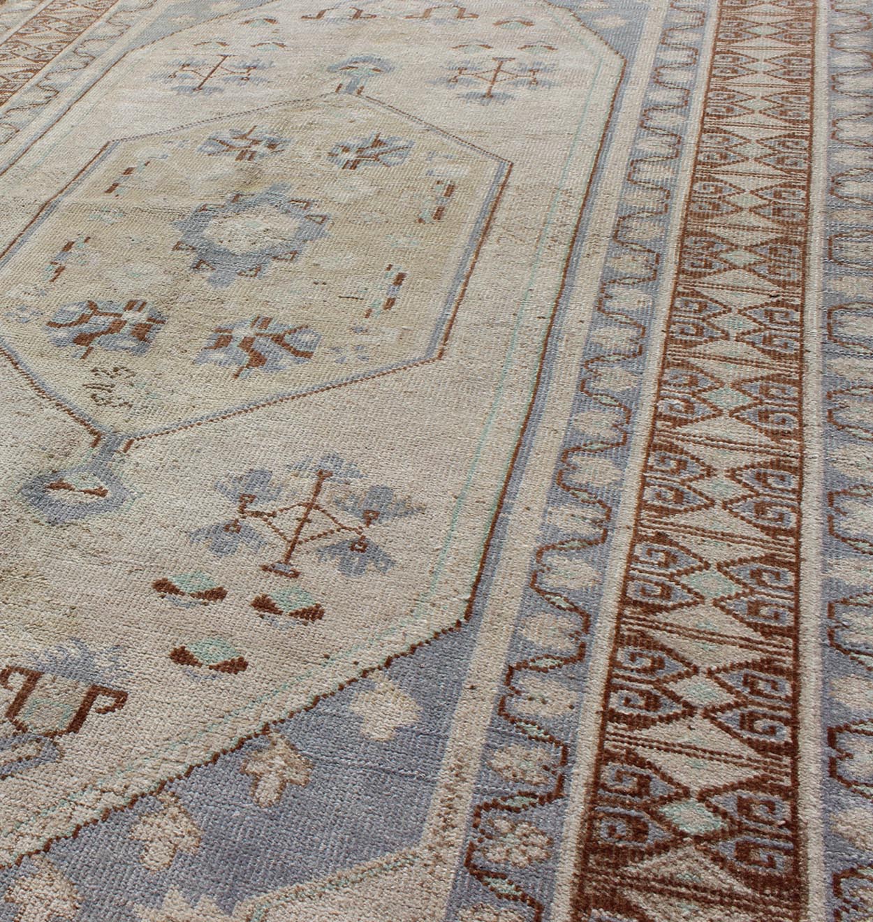 Vintage Turkish Oushak Rug with Tribal Motifs and Medallion, rug mtu - 95175, country of origin / type: Turkey / Oushak, circa mid - 20th century This vintage Turkish Oushak rug, (circa mid - 20th century) features a unique blend of colors and an intr... - Keivan Woven ArtsTU - MTU - 95175 - 4984Rug