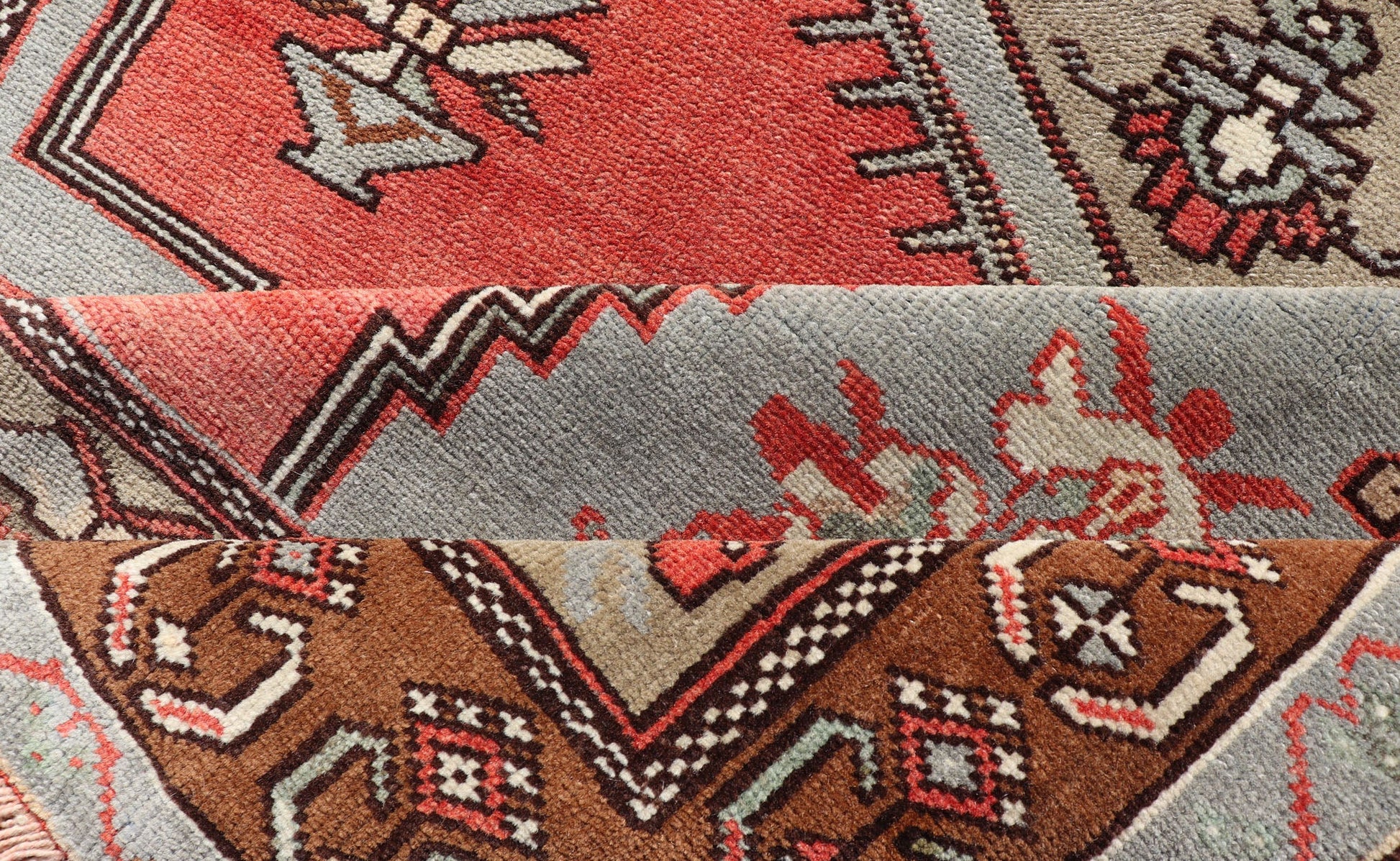 Medallion Vintage Turkish Oushak in Soft Red, Charcoal, Gray and Brown Medallion vintage Turkish Oushak in red, gray, charcoal, and brown, rug TU - NED - 1022 country of origin / type: Turkey / Oushak, circa 1940. This beautiful vintage Ousha... - Keivan Woven ArtsTU - NED - 1022 - 14388Rug