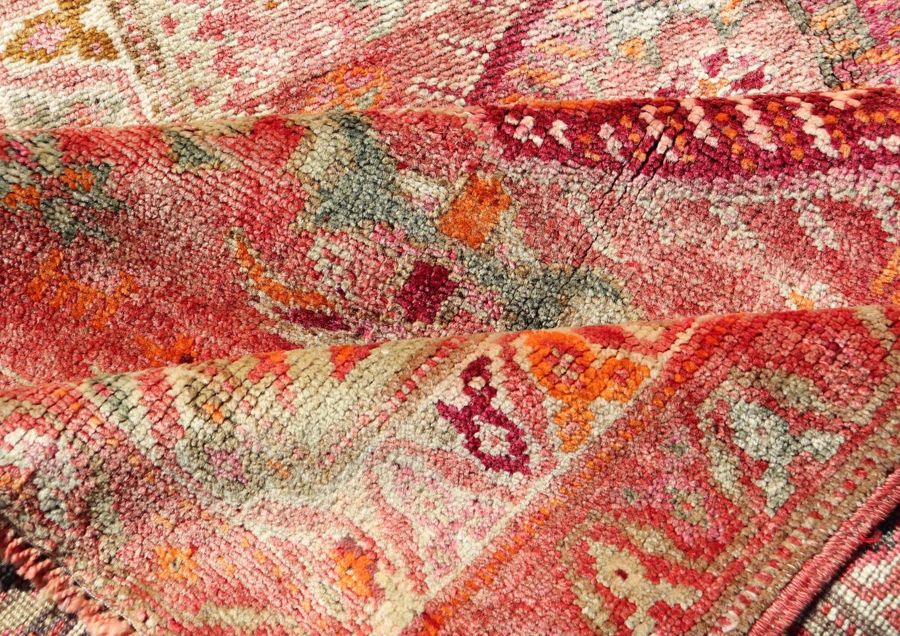 Measures: 3'0 x 15'8 Vintage Turkish Oushak Runner with Geometric Medallion Design in Muted Coral. Keivan Woven Arts / rug TU - NED - 4682, country of origin / type: Turkey / Oushak, circa 1960 This beautiful vintage Oushak runner from 1960s Turkey ... - Keivan Woven ArtsTU - NED - 4682 - 21379Rug