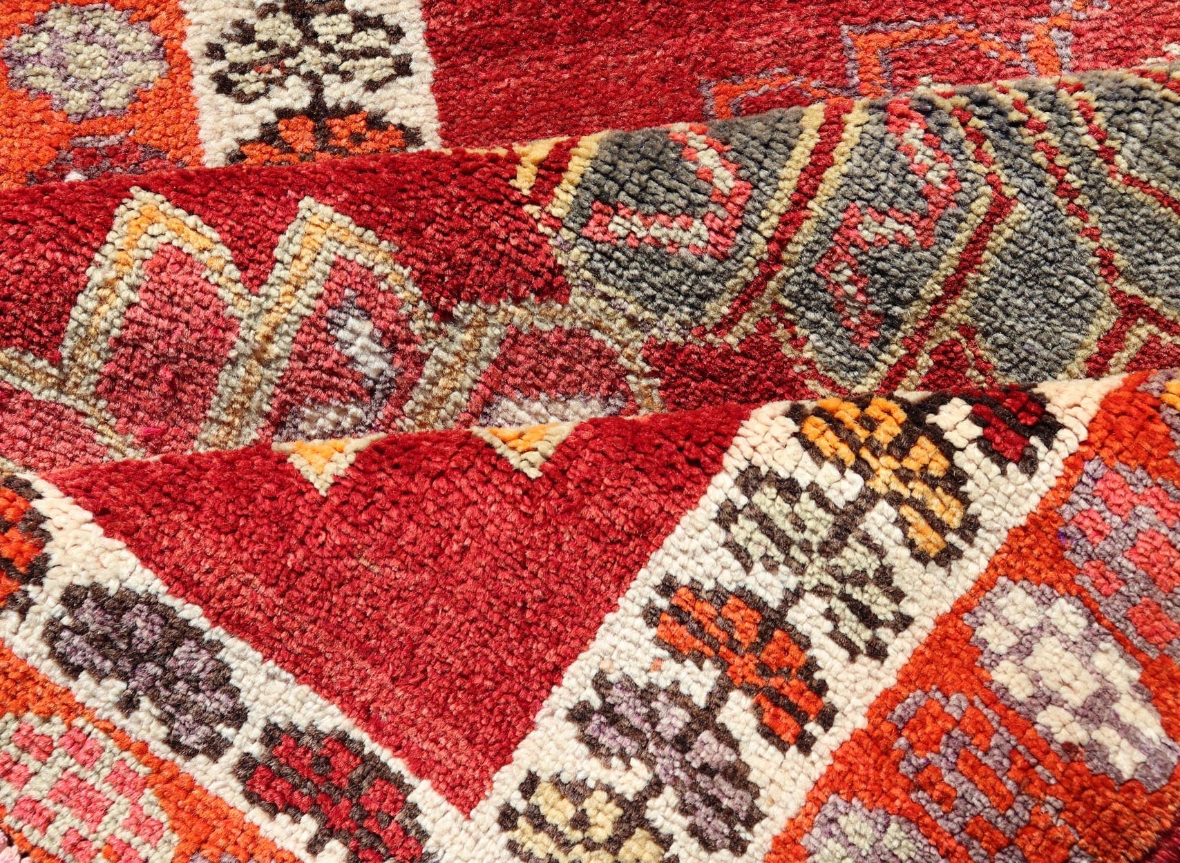 Measures: 2'11 x 15'0 Vintage Turkish Oushak Runner with Bright and Colorful Large Medallion Design. Keivan Woven Arts / rug TU - NED - 4691, country of origin / type: Turkey / Oushak, circa mid - 20th Century. This Oushak carpet from mid - 20th century... - Keivan Woven ArtsTU - NED - 4691 - 22123Rug