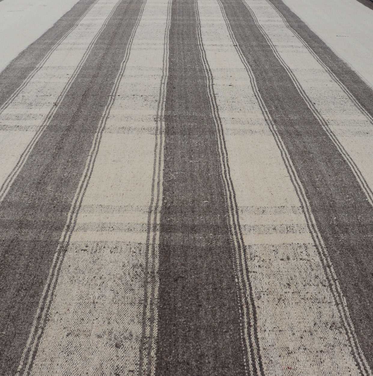 Large Vintage Hand Woven Turkish Kilim Rug With Stripes in Gray, White & Cream Flat - weave Kilim vintage rug from Turkey with stripes in gray, white, taupe, and cream. Keivan Woven Arts / Rug TU - NED - 4971, country of origin / type: Turkey / Kilim,... - Keivan Woven ArtsTU - NED - 4971 - 17190Rug
