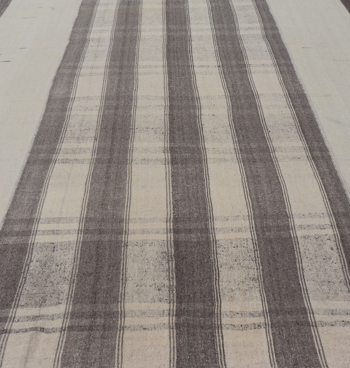 Large Vintage Hand Woven Turkish Kilim Rug With Stripes in Gray, White & Cream Flat - weave Kilim vintage rug from Turkey with stripes in gray, white, taupe, and cream. Keivan Woven Arts / Rug TU - NED - 4971, country of origin / type: Turkey / Kilim,... - Keivan Woven ArtsTU - NED - 4971 - 17190Rug