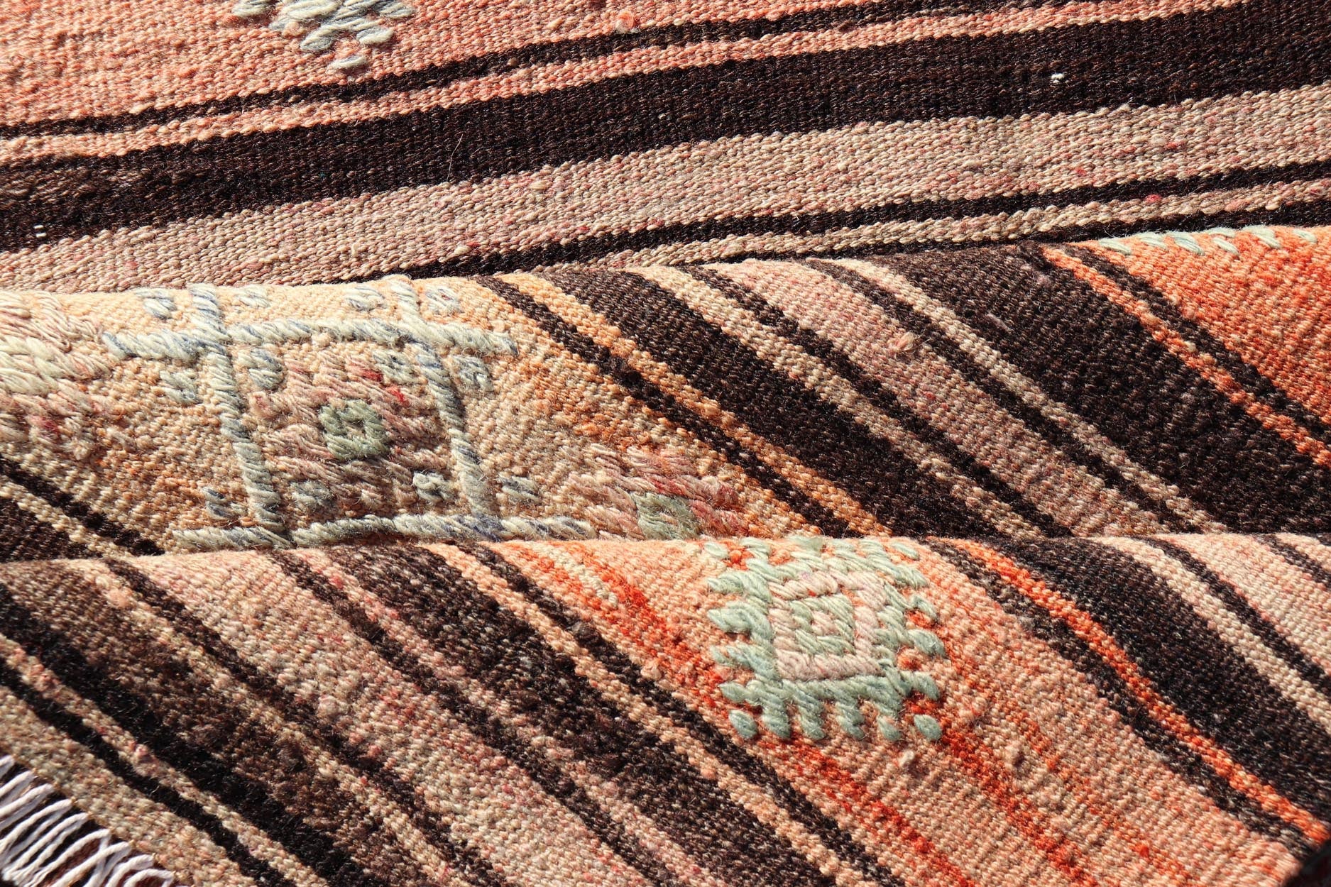 Colorful vintage Turkish Kilim runner with a stripe and modern design, minimalist stripe design Kilim runner from Turkey. Keivan Woven Arts / rug TU - NED - 5043, country of origin / type: Turkey / Kilim, circa 1950 Measures: 3'2 x 11'5 - Keivan Woven ArtsTU - NED - 5043 - 22351Rug