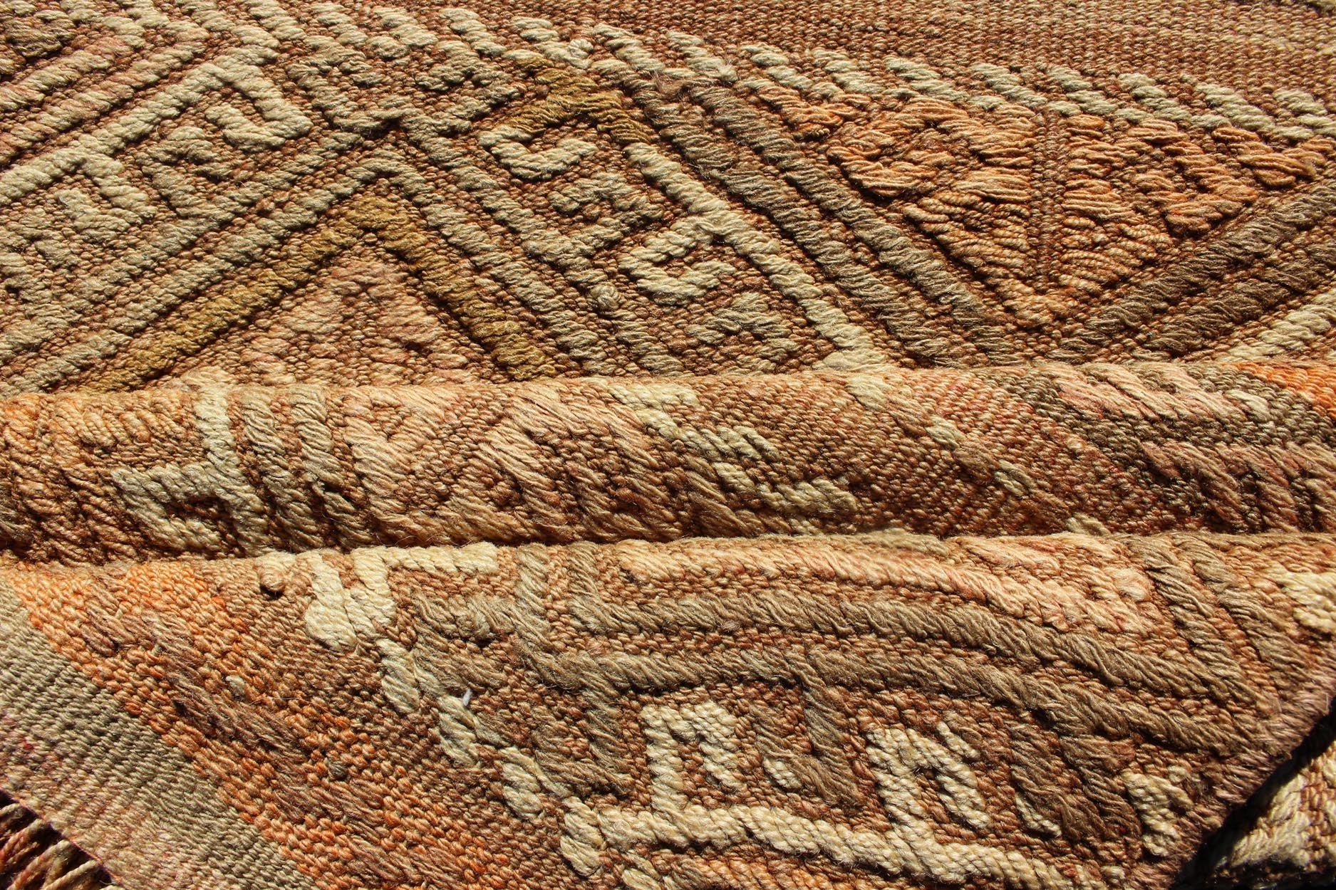 Turkish Kilim vintage carpet in taupe, tan, orange, Keivan Woven Arts / rug TU - NED - 621, country of origin / type: Turkey / Kilim, circa 1950 This Kilim rug from Turkey features a striped design of various geometric patterns rendered in shades of... - Keivan Woven ArtsTU - NED - 621 - 12487Rug