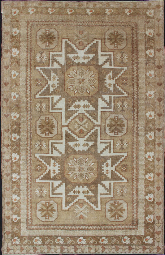 Double starburst design Oushak rug from Turkey in natural colors, rug sim - 136052, country of origin / Type: Turkey / Oushak, circa 1940 This Turkish Oushak carpet features two central starburst pendants in ivory, green, taupe, and various shades... - Keivan Woven ArtsTU - SIM - 136052 - 4624