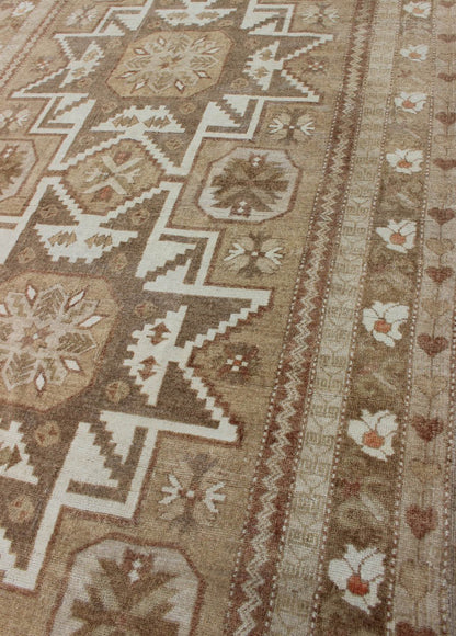 Double starburst design Oushak rug from Turkey in natural colors, rug sim - 136052, country of origin / Type: Turkey / Oushak, circa 1940 This Turkish Oushak carpet features two central starburst pendants in ivory, green, taupe, and various shades... - Keivan Woven ArtsTU - SIM - 136052 - 4624Rug