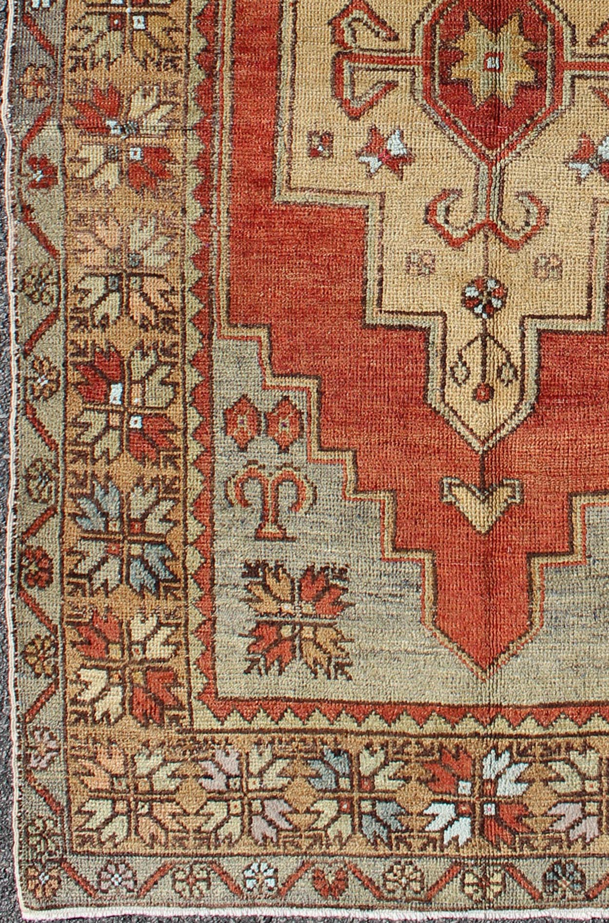 Oushak Vintage Rug from Turkey with Medallion Design and Large Border, rug TU - TRS - 129443, country of origin / type: Turkey / Oushak, circa 1940 This vintage Turkish Oushak rug features a singular medallion design. The layered medallion is surrou... - Keivan Woven ArtsTU - TRS - 129443 - 3598Rug
