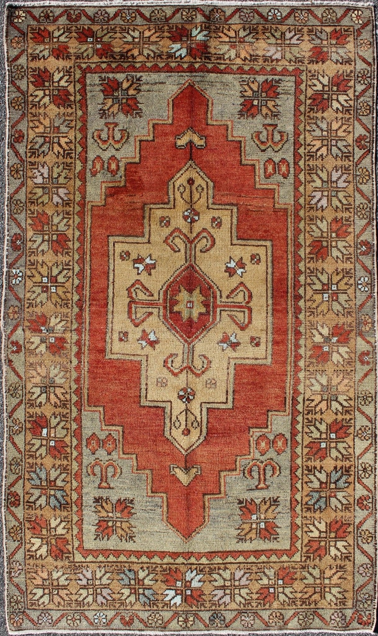 Oushak Vintage Rug from Turkey with Medallion Design and Large Border, rug TU - TRS - 129443, country of origin / type: Turkey / Oushak, circa 1940 This vintage Turkish Oushak rug features a singular medallion design. The layered medallion is surrou... - Keivan Woven ArtsTU - TRS - 129443 - 3598Rug