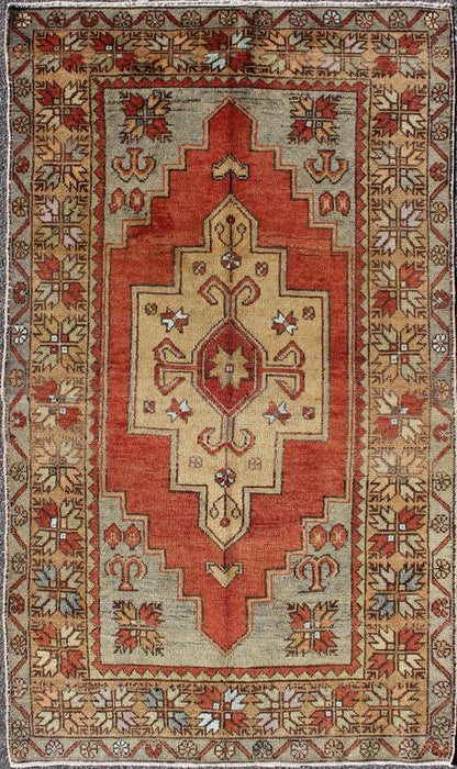 Oushak Vintage Rug from Turkey with Medallion Design and Large Border, rug TU - TRS - 129443, country of origin / type: Turkey / Oushak, circa 1940 This vintage Turkish Oushak rug features a singular medallion design. The layered medallion is surrou... - Keivan Woven ArtsTU - TRS - 129443 - 3598Rug
