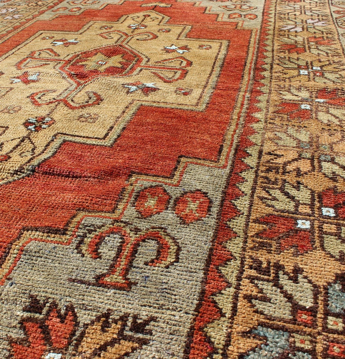 Oushak Vintage Rug from Turkey with Medallion Design and Large Border, rug TU - TRS - 129443, country of origin / type: Turkey / Oushak, circa 1940 This vintage Turkish Oushak rug features a singular medallion design. The layered medallion is surrou... - Keivan Woven ArtsTU - TRS - 129443 - 3598Rug