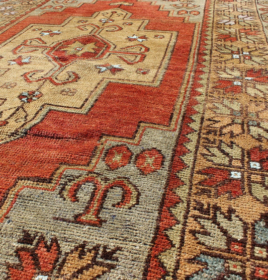 Oushak Vintage Rug from Turkey with Medallion Design and Large Border, rug TU - TRS - 129443, country of origin / type: Turkey / Oushak, circa 1940 This vintage Turkish Oushak rug features a singular medallion design. The layered medallion is surrou... - Keivan Woven ArtsTU - TRS - 129443 - 3598Rug