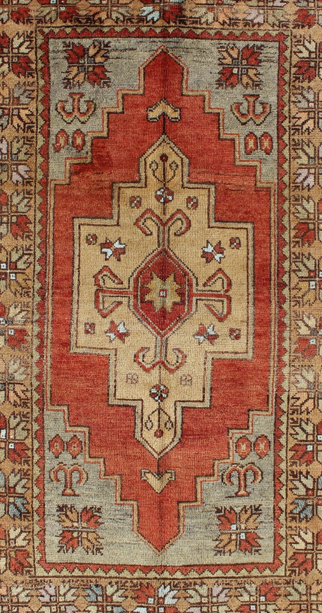 Oushak Vintage Rug from Turkey with Medallion Design and Large Border, rug TU - TRS - 129443, country of origin / type: Turkey / Oushak, circa 1940 This vintage Turkish Oushak rug features a singular medallion design. The layered medallion is surrou... - Keivan Woven ArtsTU - TRS - 129443 - 3598Rug