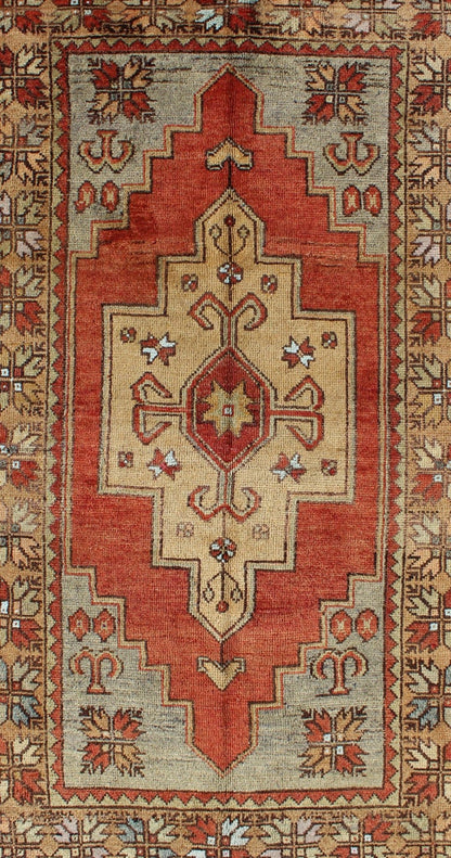 Oushak Vintage Rug from Turkey with Medallion Design and Large Border, rug TU - TRS - 129443, country of origin / type: Turkey / Oushak, circa 1940 This vintage Turkish Oushak rug features a singular medallion design. The layered medallion is surrou... - Keivan Woven ArtsTU - TRS - 129443 - 3598Rug