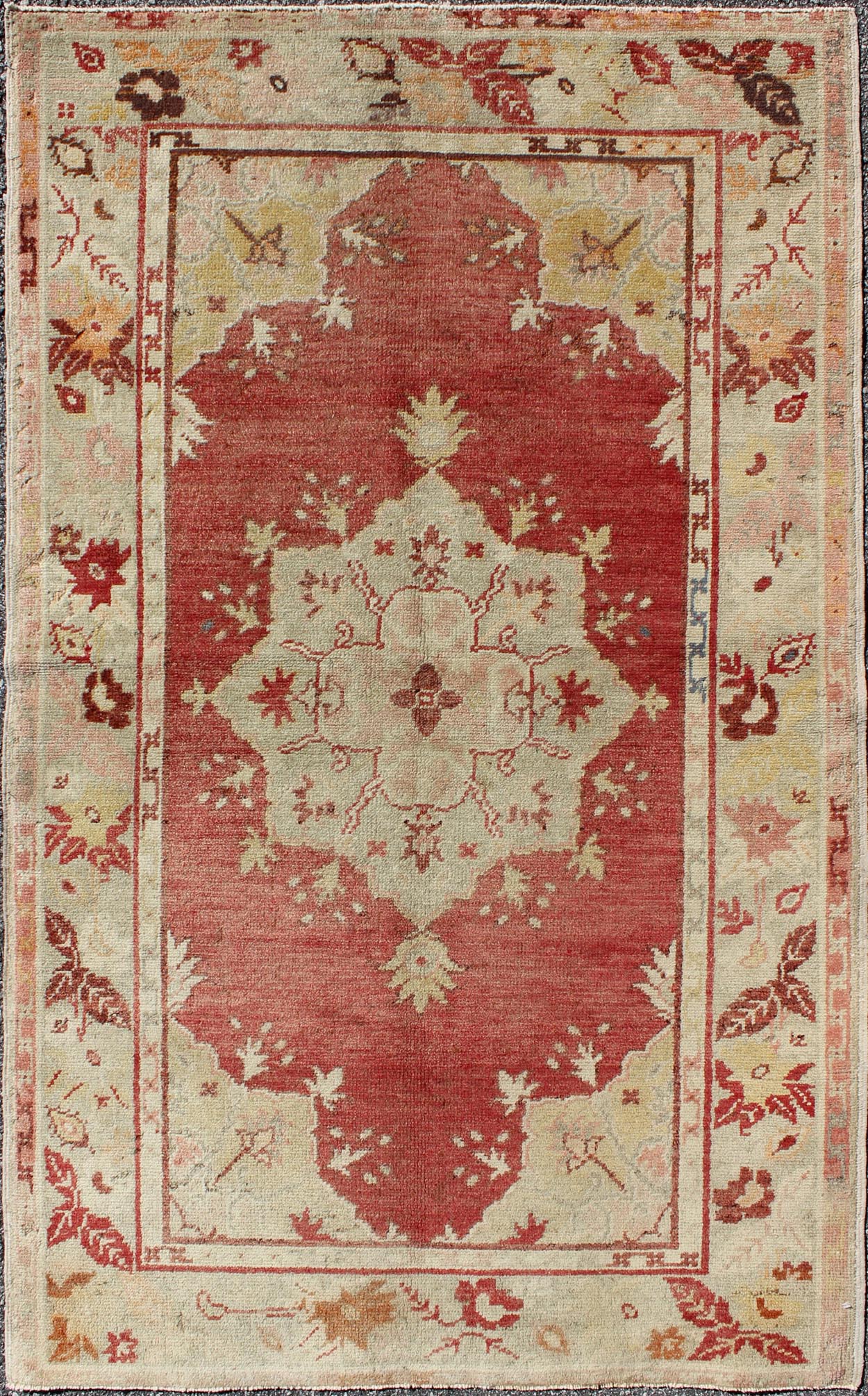 Measures: 3'5 x 5'6 Red Field Vintage Turkish Oushak Rug with Geometric Medallion And Floral Motifs. Keivan Woven Arts / rug TU - TRS - 136045, country of origin / type: Turkey / Oushak, circa 1940. This vintage Turkish Oushak rug (circa mid - ... - Keivan Woven ArtsTU - TRS - 136045 - 5060Rug