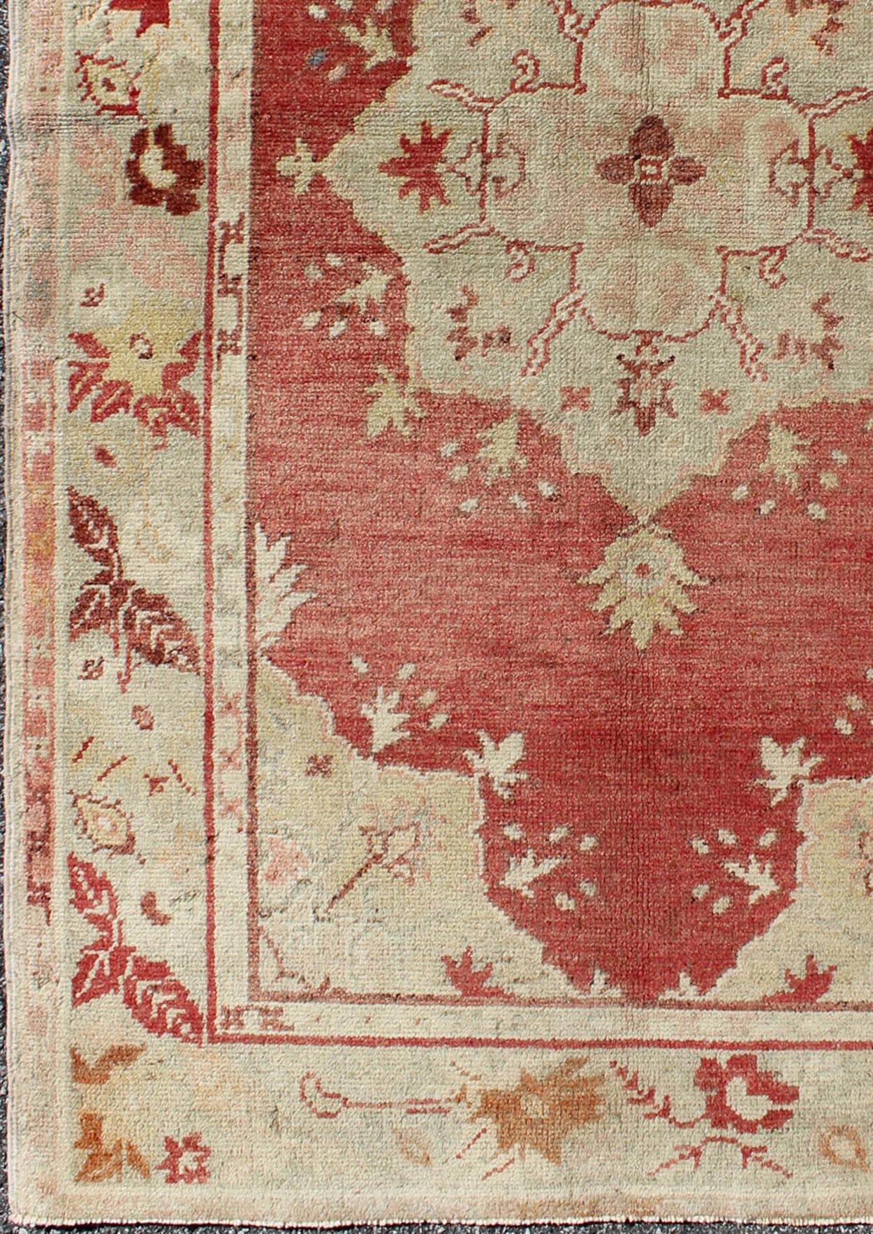 Measures: 3'5 x 5'6 Red Field Vintage Turkish Oushak Rug with Geometric Medallion And Floral Motifs. Keivan Woven Arts / rug TU - TRS - 136045, country of origin / type: Turkey / Oushak, circa 1940. This vintage Turkish Oushak rug (circa mid - ... - Keivan Woven ArtsTU - TRS - 136045 - 5060Rug