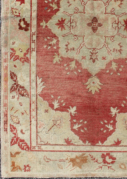 Measures: 3'5 x 5'6 Red Field Vintage Turkish Oushak Rug with Geometric Medallion And Floral Motifs. Keivan Woven Arts / rug TU - TRS - 136045, country of origin / type: Turkey / Oushak, circa 1940. This vintage Turkish Oushak rug (circa mid - ... - Keivan Woven ArtsTU - TRS - 136045 - 5060Rug
