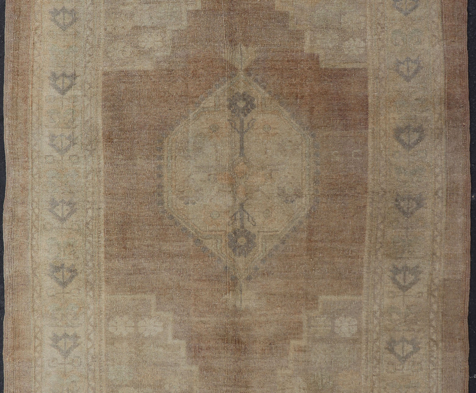 Vintage Oushak Rug rug with Mocha Color and Pale Neutral Tones. Vintage Turkish Oushak with Mocha color, Keivan Woven Arts / rug TU - TRS - 136505, country of origin / type: Turkey / Oushak, circa mid - 20th century. Vintage Oushak Rug rug with... - Keivan Woven ArtsTU - TRS - 136505 - 5078Rug