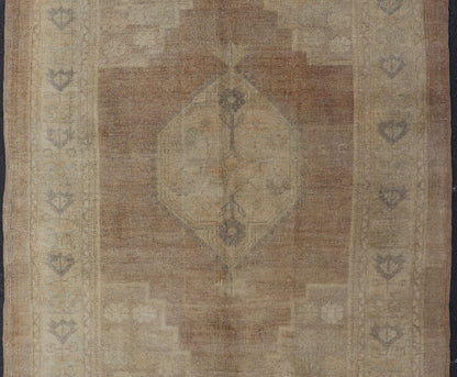 Vintage Oushak Rug rug with Mocha Color and Pale Neutral Tones. Vintage Turkish Oushak with Mocha color, Keivan Woven Arts / rug TU - TRS - 136505, country of origin / type: Turkey / Oushak, circa mid - 20th century. Vintage Oushak Rug rug with... - Keivan Woven ArtsTU - TRS - 136505 - 5078Rug