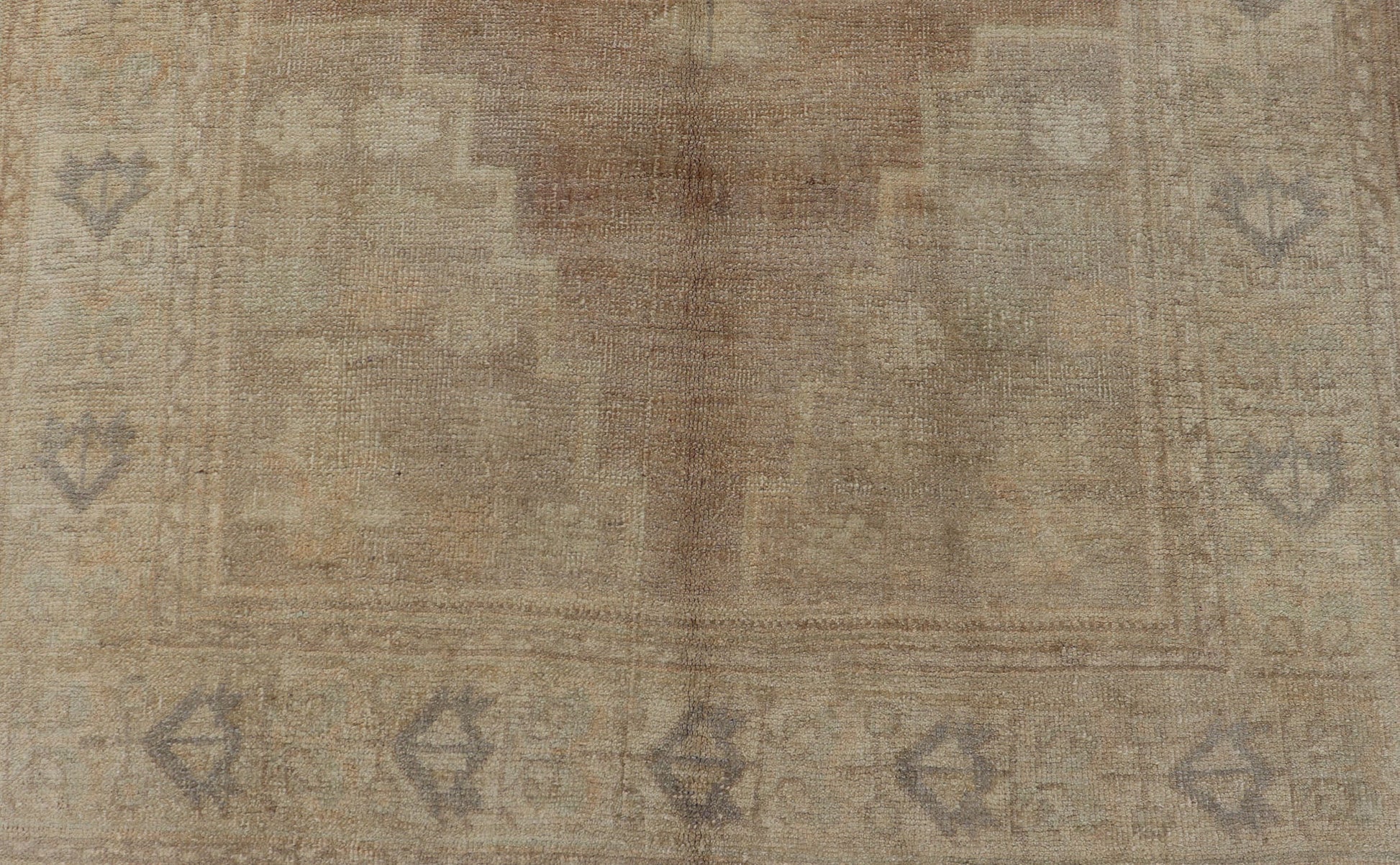 Vintage Oushak Rug rug with Mocha Color and Pale Neutral Tones. Vintage Turkish Oushak with Mocha color, Keivan Woven Arts / rug TU - TRS - 136505, country of origin / type: Turkey / Oushak, circa mid - 20th century. Vintage Oushak Rug rug with... - Keivan Woven ArtsTU - TRS - 136505 - 5078Rug