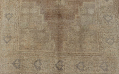 Vintage Oushak Rug rug with Mocha Color and Pale Neutral Tones. Vintage Turkish Oushak with Mocha color, Keivan Woven Arts / rug TU - TRS - 136505, country of origin / type: Turkey / Oushak, circa mid - 20th century. Vintage Oushak Rug rug with... - Keivan Woven ArtsTU - TRS - 136505 - 5078Rug