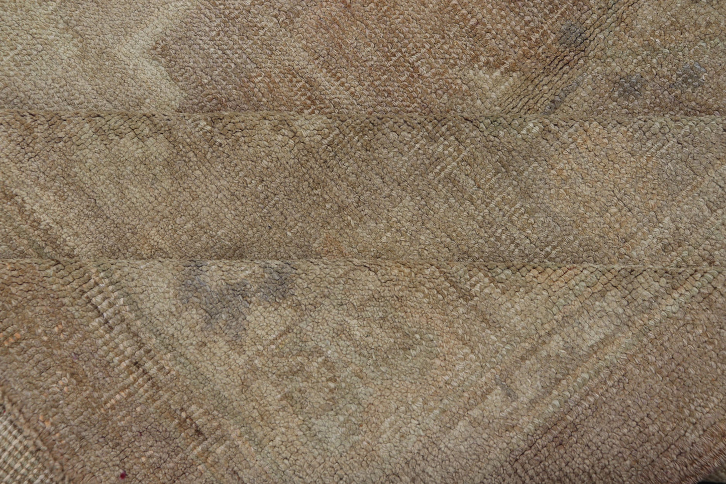 Vintage Oushak Rug rug with Mocha Color and Pale Neutral Tones. Vintage Turkish Oushak with Mocha color, Keivan Woven Arts / rug TU - TRS - 136505, country of origin / type: Turkey / Oushak, circa mid - 20th century. Vintage Oushak Rug rug with... - Keivan Woven ArtsTU - TRS - 136505 - 5078Rug