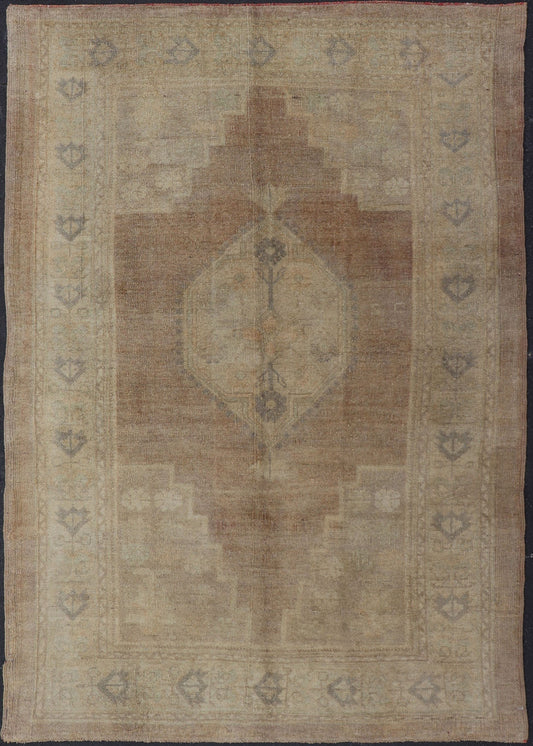 Vintage Oushak Rug rug with Mocha Color and Pale Neutral Tones. Vintage Turkish Oushak with Mocha color, Keivan Woven Arts / rug TU - TRS - 136505, country of origin / type: Turkey / Oushak, circa mid - 20th century. Vintage Oushak Rug rug with... - Keivan Woven ArtsTU - TRS - 136505 - 5078