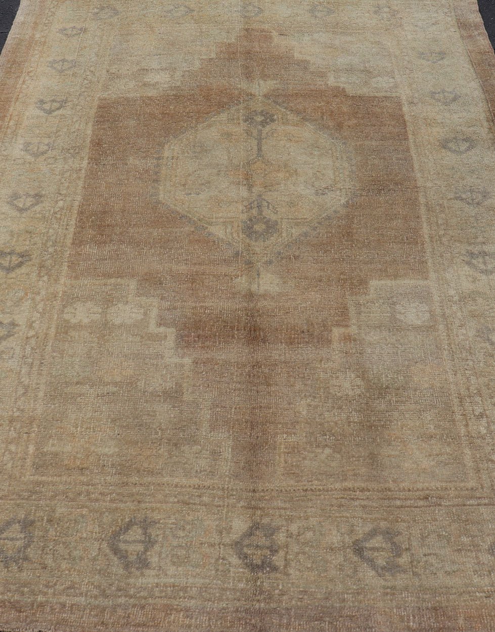 Vintage Oushak Rug rug with Mocha Color and Pale Neutral Tones. Vintage Turkish Oushak with Mocha color, Keivan Woven Arts / rug TU - TRS - 136505, country of origin / type: Turkey / Oushak, circa mid - 20th century. Vintage Oushak Rug rug with... - Keivan Woven ArtsTU - TRS - 136505 - 5078Rug