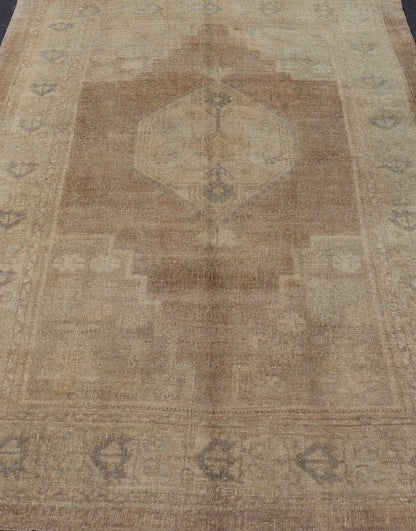 Vintage Oushak Rug rug with Mocha Color and Pale Neutral Tones. Vintage Turkish Oushak with Mocha color, Keivan Woven Arts / rug TU - TRS - 136505, country of origin / type: Turkey / Oushak, circa mid - 20th century. Vintage Oushak Rug rug with... - Keivan Woven ArtsTU - TRS - 136505 - 5078Rug